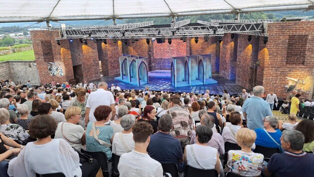 Die Ränge auf der Festung Kufstein waren bis zum letzten Platz bummvoll gefüllt. Das Musical begeisterte alle Besucher. (Bild: Biendl Christian)