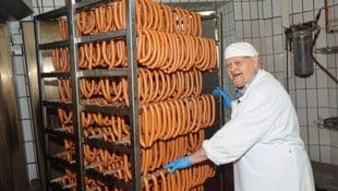 Zwei Mal in der Woche produziert Josef Strauss Würstel, unter anderem seine beliebten Frankfurter.  (Bild: Jauschowetz Christian)