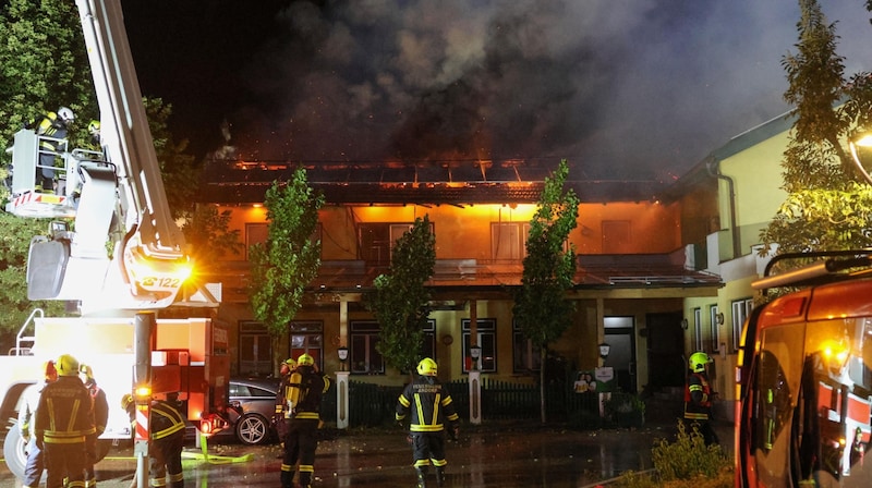 On Thursday night, the pub was fully engulfed in flames. (Bild: Lauber/laumat.at Matthias)