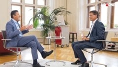 Wirtschafts- und Finanzstadtrat Peter Hanke im Interview mit Gerhard Koller von krone-tv. (Bild: Krone kreativ)