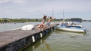 In Seekirchen genossen am Donnerstag besonders die kleinen Badegäste den warmen Wallersee. (Bild: Tschepp Markus)