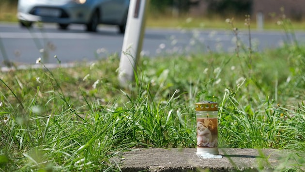 An der Unfallstelle stehen mittlerweile viele Kerzen. Diese Aufnahme war am Folgetag gemacht worden. (Bild: Einöder Horst)