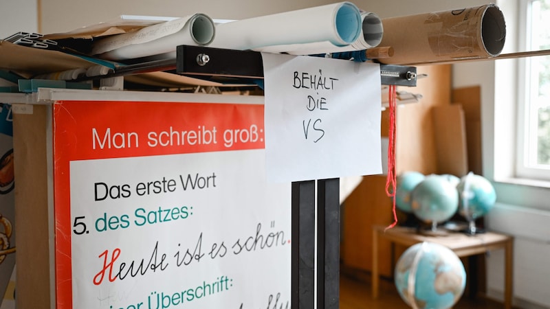 In der Garderobe hängen vergessene Kleidungsstücke, Unterrichtsmaterialien sind bereit zur Übersiedelung. Das Lehrerzimmer dient den Projektbetreibern schon als Besprechungsraum. (Bild: Wenzel Markus)