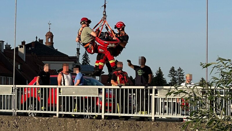 Mittels Korbschleiftrage wurde der Verletzte geborgen. (Bild: Feuerwehr Steyr, Krone KREATIV)