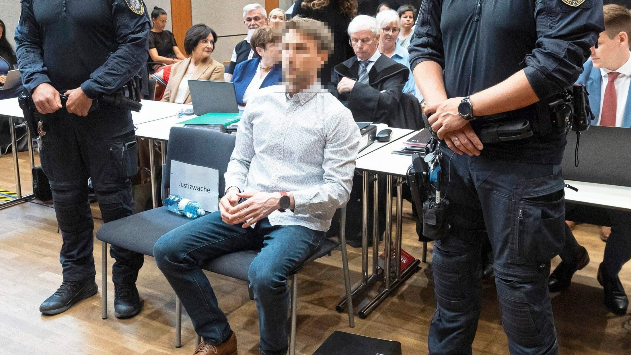 Emotionen Im Saal - Knalleffekt: Leons Papa Einstimmig Freigesprochen ...