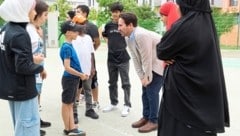 Vizebürgermeister Christoph Wiederkehr steckt den zweiten Jahrgang der „Mutmillion“ in acht von einer Jury ausgewählte Projekte zur Deutschförderung von Kindern in Wien. (Bild: Stadt Wien/Markus Wache)