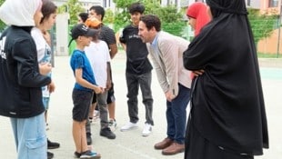 Vizebürgermeister Christoph Wiederkehr steckt den zweiten Jahrgang der „Mutmillion“ in acht von einer Jury ausgewählte Projekte zur Deutschförderung von Kindern in Wien. (Bild: Stadt Wien/Markus Wache)