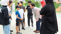 Vizebürgermeister Christoph Wiederkehr steckt den zweiten Jahrgang der „Mutmillion“ in acht von einer Jury ausgewählte Projekte zur Deutschförderung von Kindern in Wien. (Bild: Stadt Wien/Markus Wache)