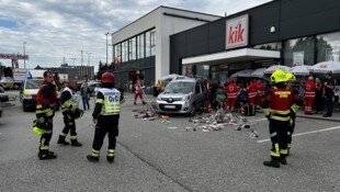 Das Auto kam vor einem Geschäft zum Stehen.