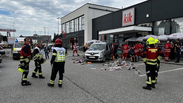 Das Auto kam vor einem Geschäft zum Stehen. (Bild: FF Steyr, Krone KREATIV)