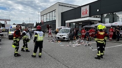 Das Auto kam vor einem Geschäft zum Stehen. (Bild: FF Steyr, Krone KREATIV)