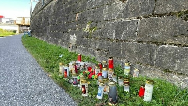 Trauerkerzen an der Unglückststelle. (Bild: Katrin Fister)