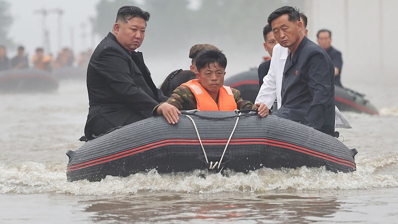 Kim is looking for a pawn in the natural disaster: he himself almost went overboard on the spot. (Bild: AFP/KCNA VIA KNS/STR)