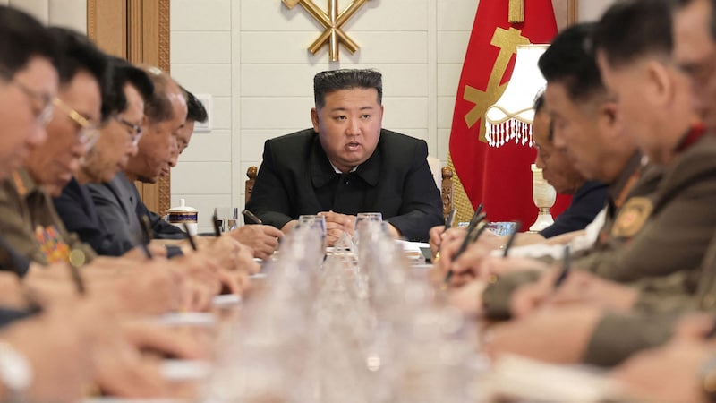 Kim will Köpfe rollen sehen – er tritt in der Katastrophe nicht als Retter auf, vielmehr droht er nun mit Strafen.  (Bild: AFP/STR / KCNA VIA KNS / AFP)