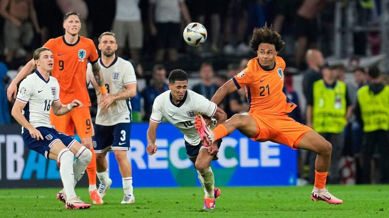 Joshua Zirkzee (r. against England's Jude Bellingham) is Nelson's cousin. (Bild: AP ( via APA) Austria Presse Agentur/Copyright 2024 The Associated Press. All rights reserved)