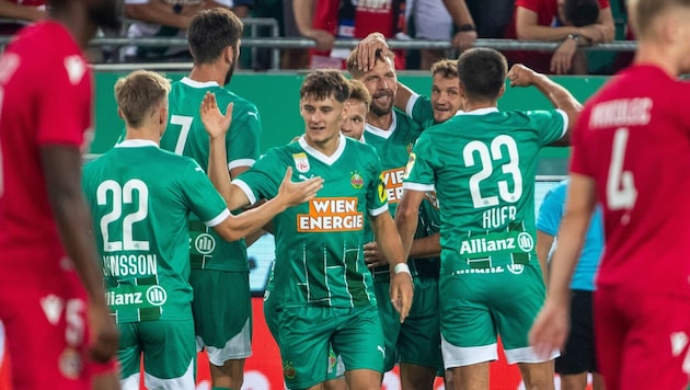 Großer Jubel bei den Kickern des SK Rapid … (Bild: GEPA)