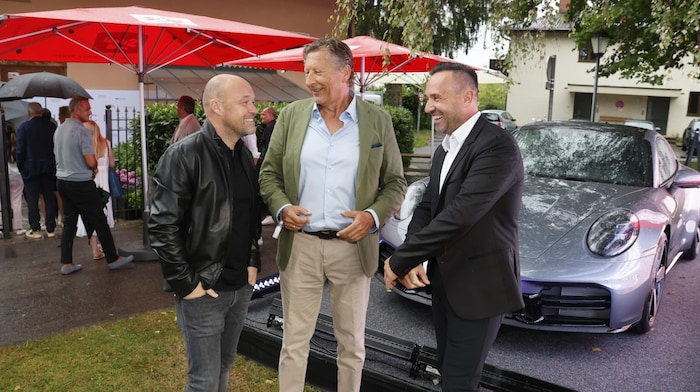 The Porsche 911 was definitely the eye-catcher of the evening at the Buberlgut. In front from left to right: Robert Lechner, Helmut Eggert and Stefan Rettenbacher.