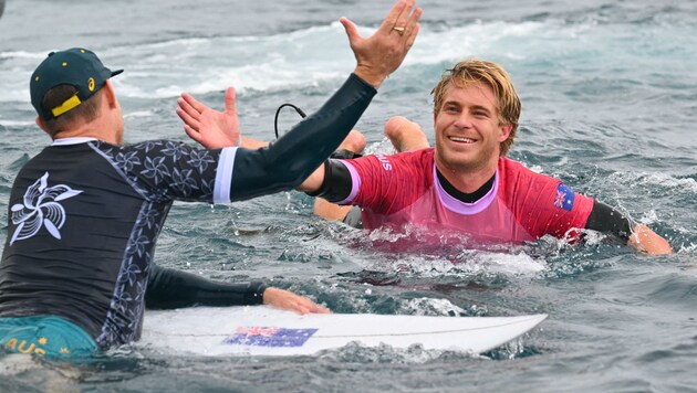 Ethan Ewing (r.) celebrates his advancement to the third round. (Bild: AFP or licensors)