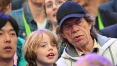 Mick Jagger und sein Sohn verfolgen mitten in den Fans die Olympischen Spiele. (Bild: AFP/AFP or licensors)