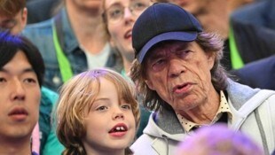 Mick Jagger und sein Sohn verfolgen mitten in den Fans die Olympischen Spiele. (Bild: AFP or licensors)