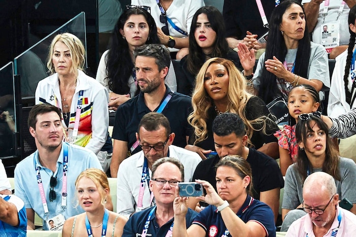 Serena Williams und ihre Tochter Alexis Olympia (rechts von ihr) sind ganze große Fans von US--Turnierin Simone Biles.