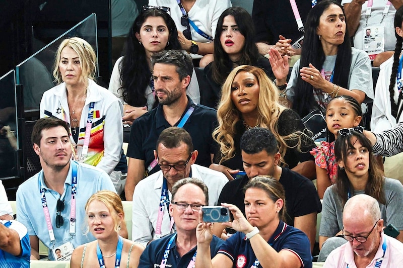 Serena Williams und ihre Tochter Alexis Olympia (rechts von ihr) sind ganze große Fans von US--Turnierin Simone Biles. (Bild: AFP/AFP or licensors)