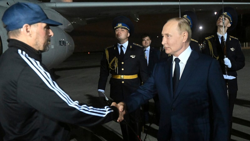 Putin shakes hands with the "zoo murderer" Krassikov. (Bild: Sputnik, Kremlin Pool Photo via AP)