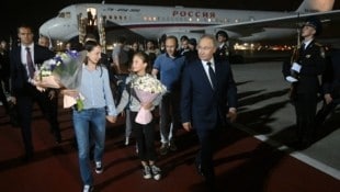Russlands Präsident Wladimir Putin begrüßte die Ex-Gefangenen direkt auf dem Rollfeld. (Bild: AFP/Mikhail VOSKRESENSKIY / POOL / AFP)