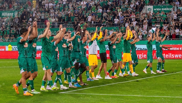 The Rapid players celebrate promotion with the fans. (Bild: GEPA pictures)