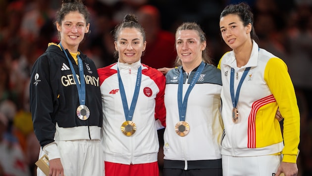 Barbara Matic (2. von li.) holte in der Gewichtsklasse bis 70 kg die Goldmedaille. Nun gibt es schwere Vorwürfe gegen ihren Vater.  (Bild: AP ( via APA) Austria Presse Agentur/GEORG HOCHMUTH)