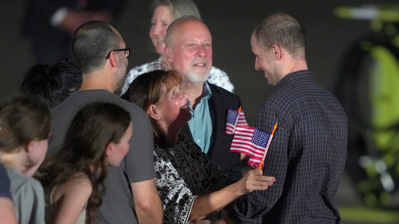 Reporter Evan Gershkovich is welcomed (Bild: AP)