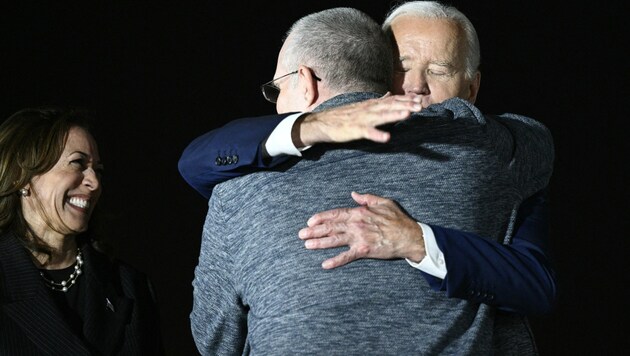 Kamala Harris (left) looks on as Joe Biden hugs former US Marine Paul Whelan. (Bild: AFP)