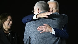 Kamala Harris (li.) sieht zu, wie Joe Biden den ehemaligen US-Marine Paul Whelan umarmt. (Bild: AFP)