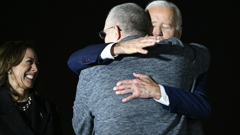 Kamala Harris (left) looks on as Joe Biden embraces former US Marine Paul Whelan. (Bild: AFP)