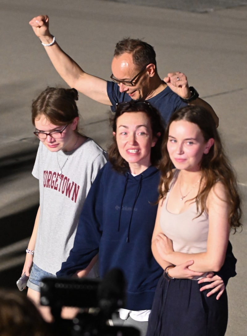 Alsu Kurmasheva, Pavel Butorin und die Töchter Miriam Butorin and Bibi Butorinas (Bild: AFP)