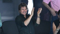 Tom Cruise klatscht bei einem Schwimmbewerb bei den Olympischen Spielen 2024 – jetzt will er selbst für Furore sorgen. (Bild: APA Pool/Oli SCARFF / AFP)