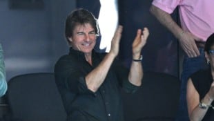 Tom Cruise klatscht bei einem Schwimmbewerb bei den Olympischen Spielen 2024 – jetzt will er selbst für Furore sorgen. (Bild: APA Pool/Oli SCARFF / AFP)