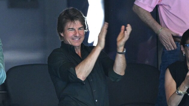 Tom Cruise applauds during a swimming competition at the 2024 Olympic Games - now he wants to cause a sensation himself. (Bild: APA Pool/Oli SCARFF / AFP)