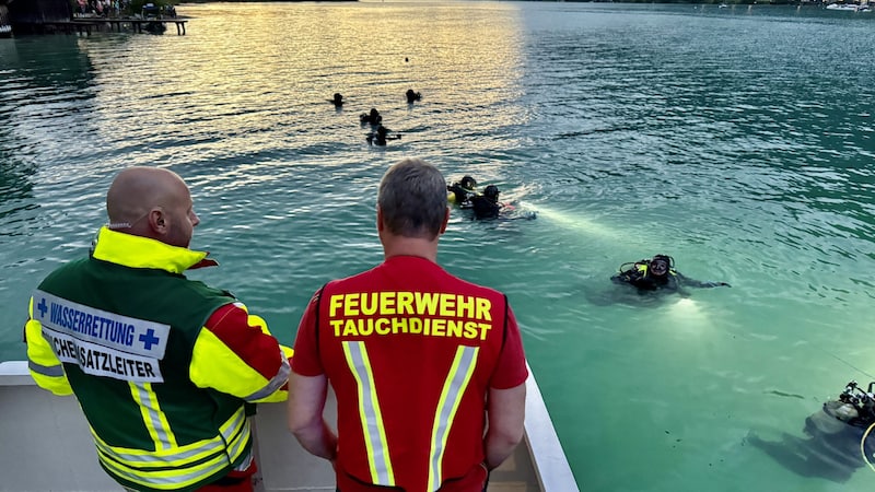 Mehr als 100 Einsatzkräfte von Feuerwehr, Rotem Kreuz, Wasserrettung und Polizei waren am Wolfgangsee im Einsatz. (Bild: AFK Mondsee/Stoxreiter)