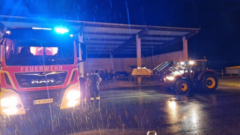 Once again, the fire departments in the region worked together perfectly. Nine pallets of sandbags were delivered to Thörl from Bruck alone. (Bild: Feuerwehr Bruck an der Mur)