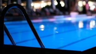 Schwimmhilfe im Pool – jedenfalls ein Muss, wenn Schwimmkünste nicht reichen. Doch Flügerl oder ...