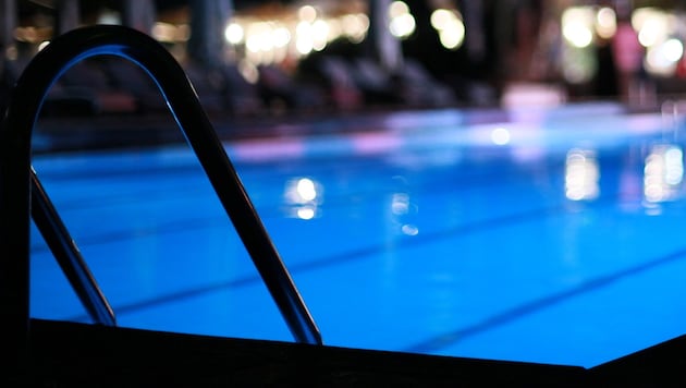 Together with two other people, a woman broke into the outdoor pool on Friday night. (Bild: Amineb - stock.adobe.com)