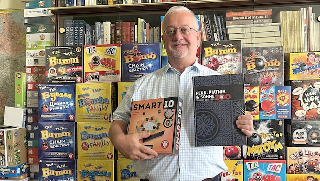 Dieter Strehl's office is packed with books and games for the international market. (Bild: Dworak/Wiesmeyer)