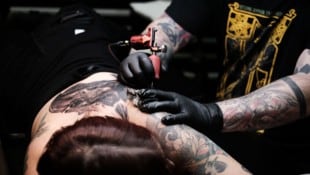 Vor allem die Unter-35-Jährigen finden am Körperkult Tattoo großen Gefallen. (Bild: AFP/GETTY IMAGES NORTH AMERICA / AFP)