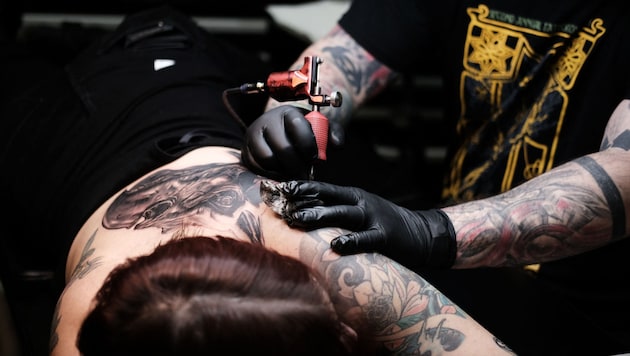 Vor allem die Unter-35-Jährigen finden am Körperkult Tattoo großen Gefallen. (Bild: AFP/GETTY IMAGES NORTH AMERICA / AFP)