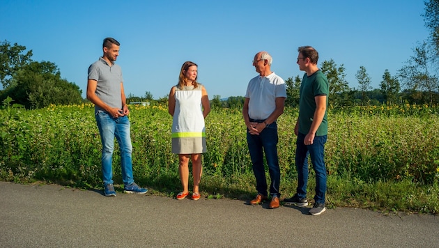 Lokalaugenschein direkt vor der 20 Hektar großen Projektfläche: VP-Fraktionsobmann Nico Praus, Anrainerin Eva Wartlik, VP-Stadtvize Rudi Höfler und Stadtrat Gregor Eckmayr (v. l.). (Bild: Wolfgang Simlinger)