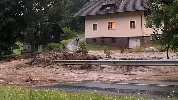 In Oberzeiring wurden Straßen und Keller vom Wasser überspült.