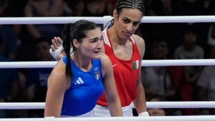 Angela Carini (in Blau) gab gegen Imane Khelif auf. Und brach danach in Tränen aus.