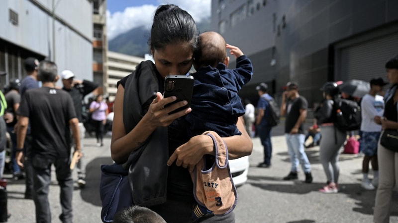 Relatives of those arrested (Bild: AFP/Mariana Mendez)