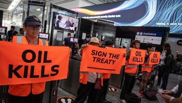 Protestaktion der Gruppe Just Stop Oil am Flughafen London-Heathrow (Bild: Just Stop Oil/Guy Smallman)